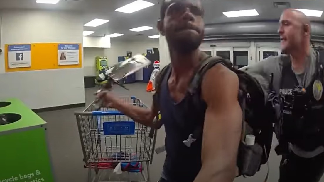 VIDEO: Hombre con un machete ataca a un policía tras desatar pánico en un Walmart