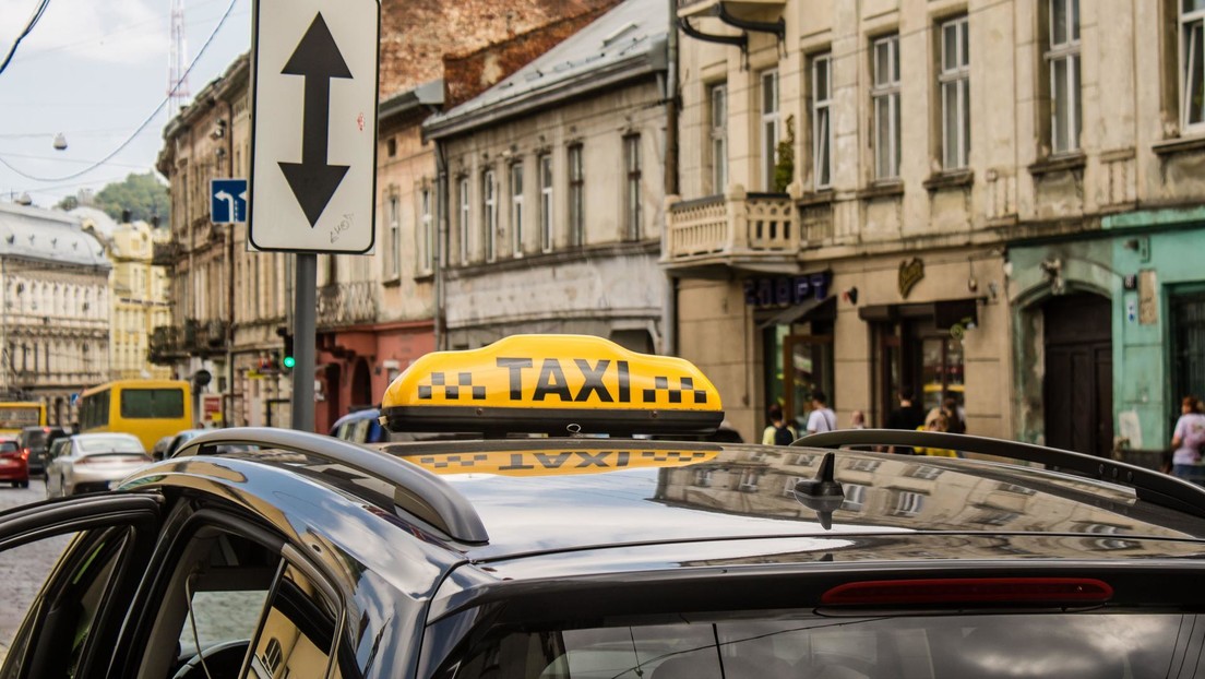 Funcionaria de Kiev amenaza a taxistas con multas por hablar en ruso