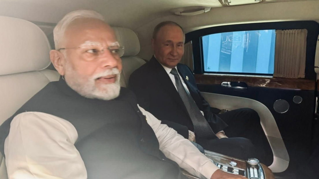 Putin cede su asiento a Modi en su coche presidencial Aurus (VIDEO)