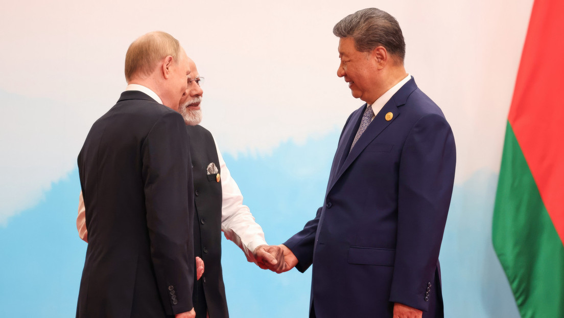 Lavrov explica qué mensaje transmitió el apretón de manos entre Putin, Modi y Xi