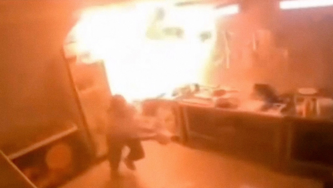 VIDEO: Intentan apagar aceite en llamas con agua y esto es lo que ocurrió