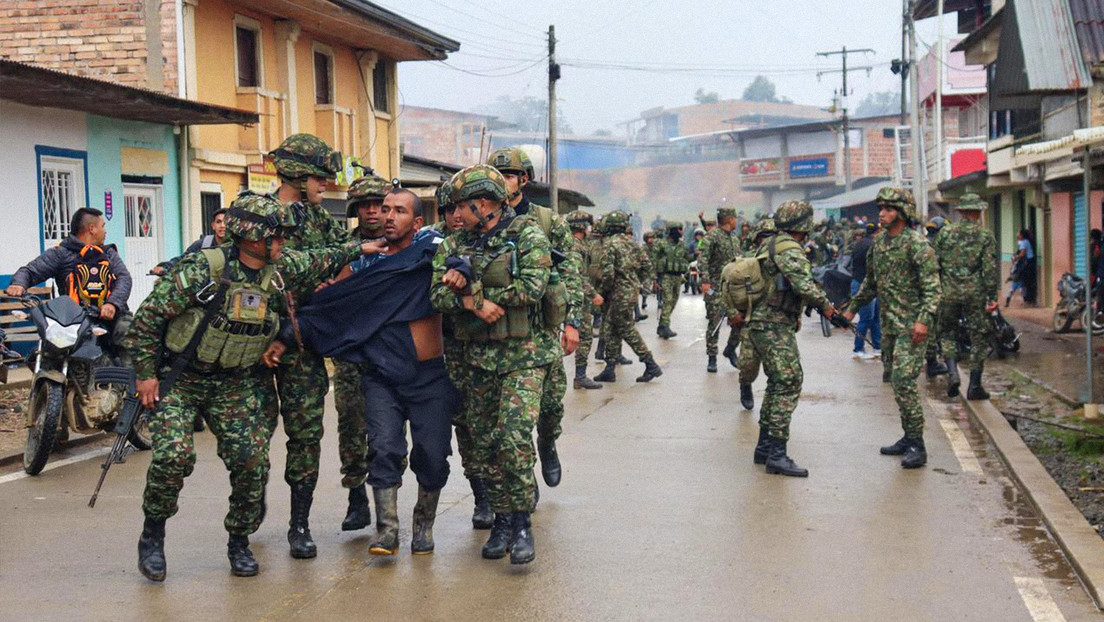 El momento en que una "mafia" secuestra a 45 militares en Colombia (VIDEO)