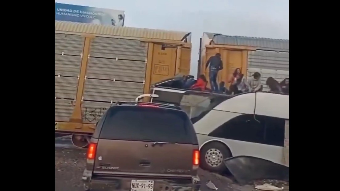 Horror en México: decena de muertos tras choque entre autobús y tren (FOTOS, VIDEOS)