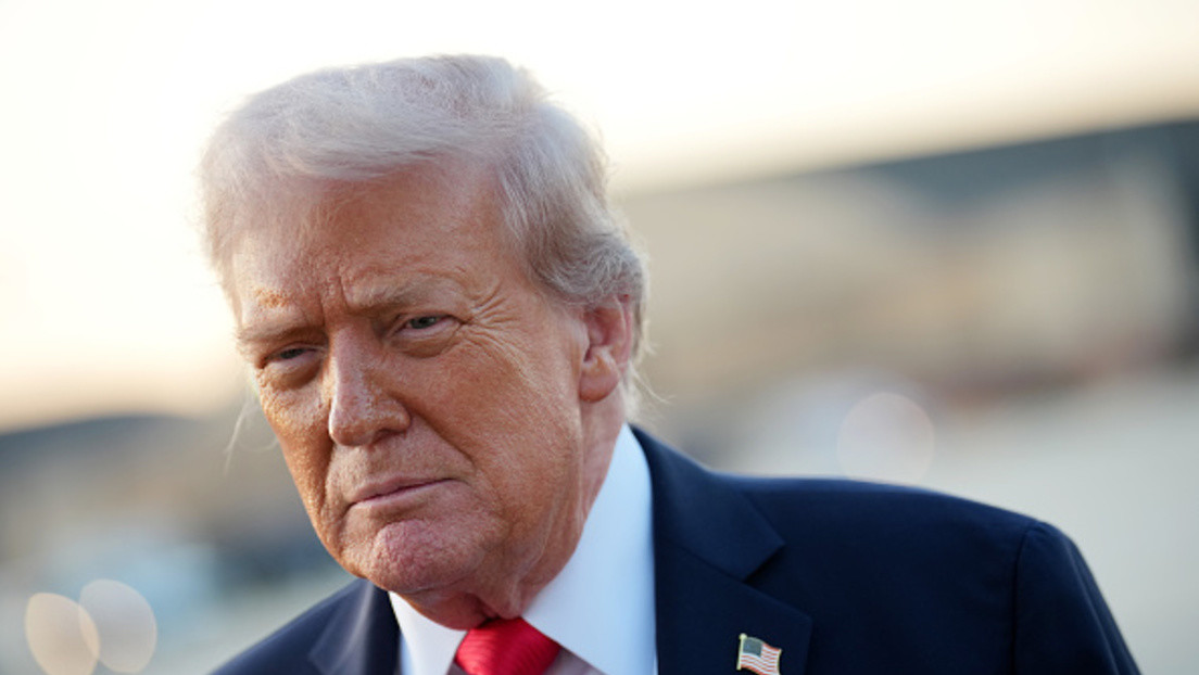 Publican una supuesta foto en la que Epstein sostiene un cheque con el nombre de Trump