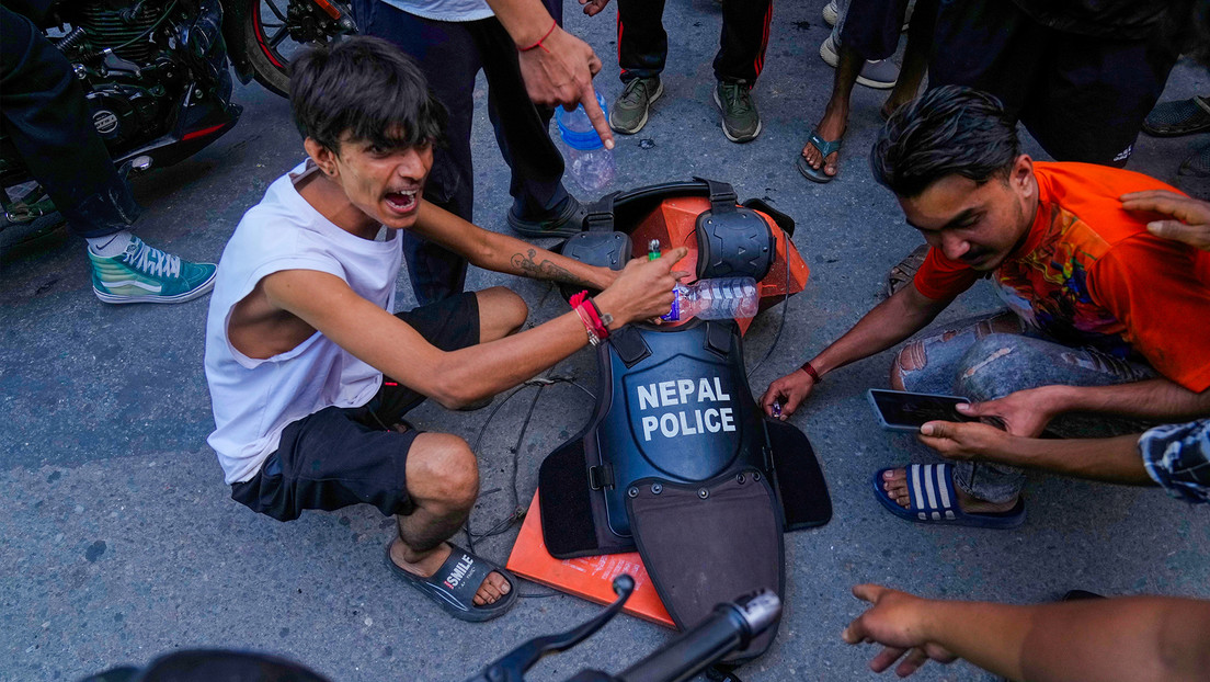 La esposa del ex primer ministro nepalí muere tras ser quemada por manifestantes