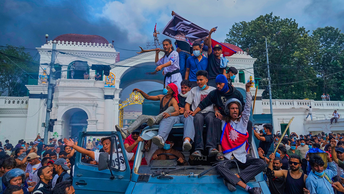 Violencia mortífera y vandalismo: cómo la generación Z derrocó al Gobierno de Nepal (VIDEOS)