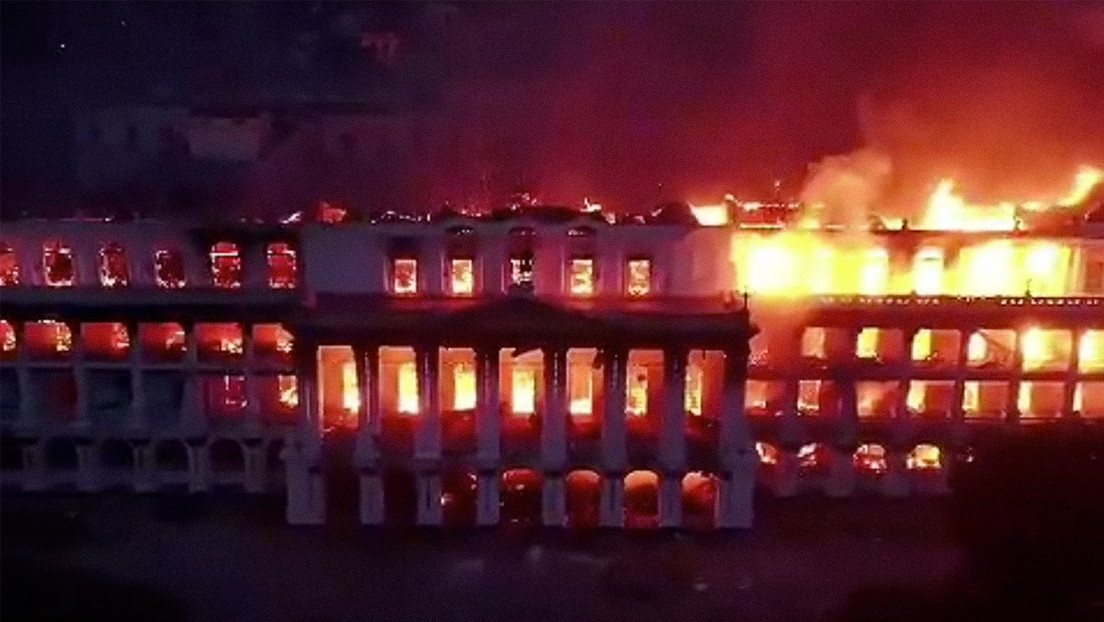 VIDEO: El fuego arrasa la sede del Gobierno de Nepal