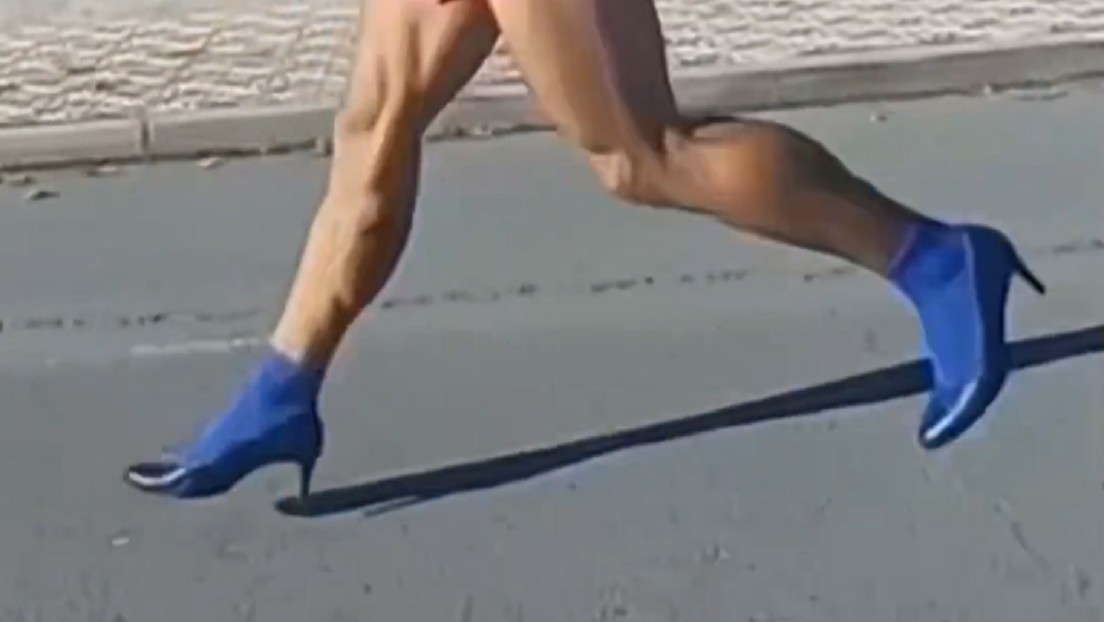 VIDEO: Español corre hacia atrás con tacones y bate récord mundial