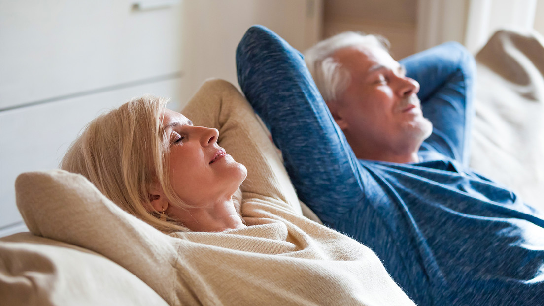 Elegir la posición correcta para dormir podría ayudar a prevenir el alzhéimer