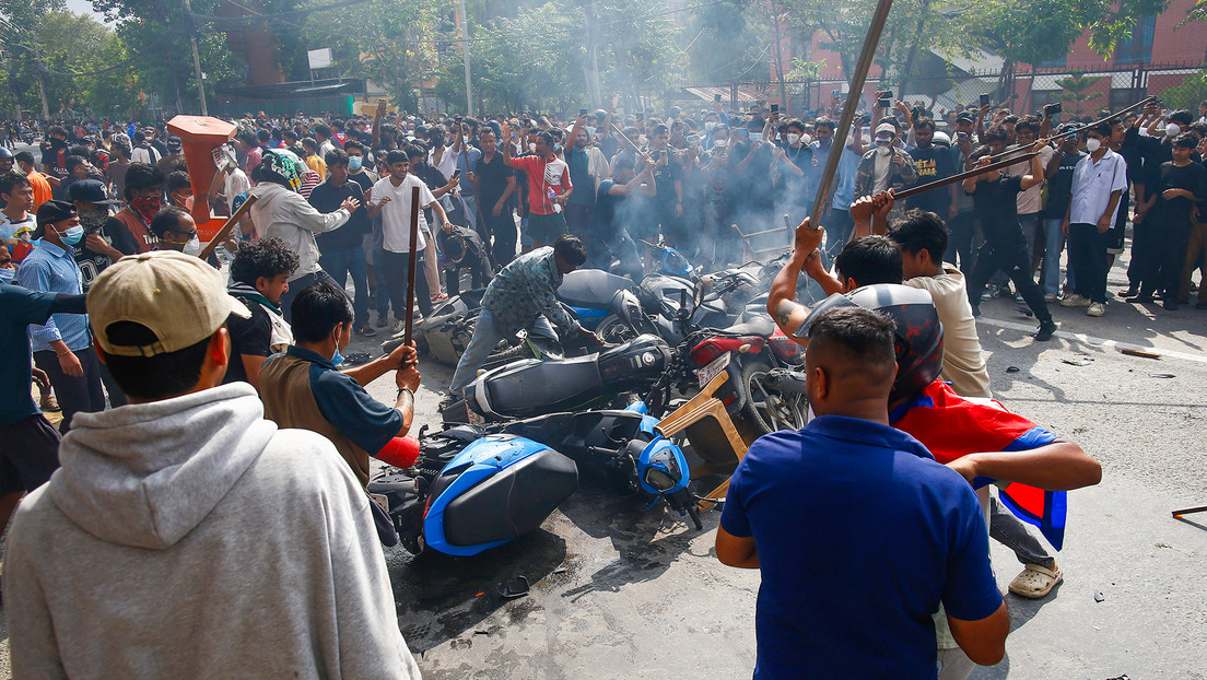 La esposa del ex primer ministro nepalí que se dio por muerta tras ser quermada, sigue con vida