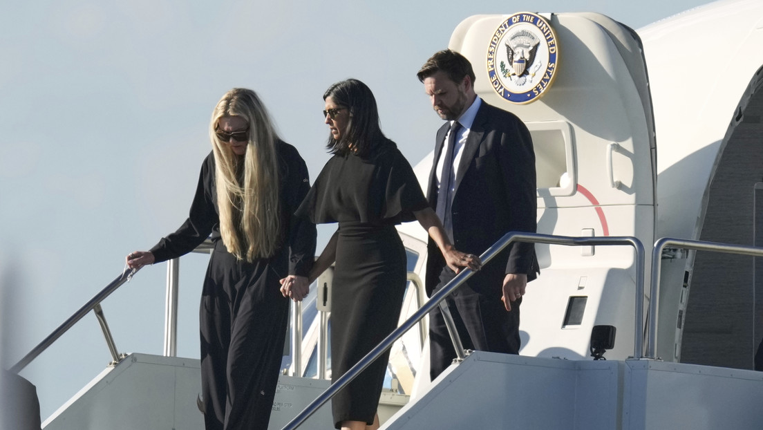 VIDEO: J.D. Vance encabeza la procesión con el ataúd de Charlie Kirk hacia su avión