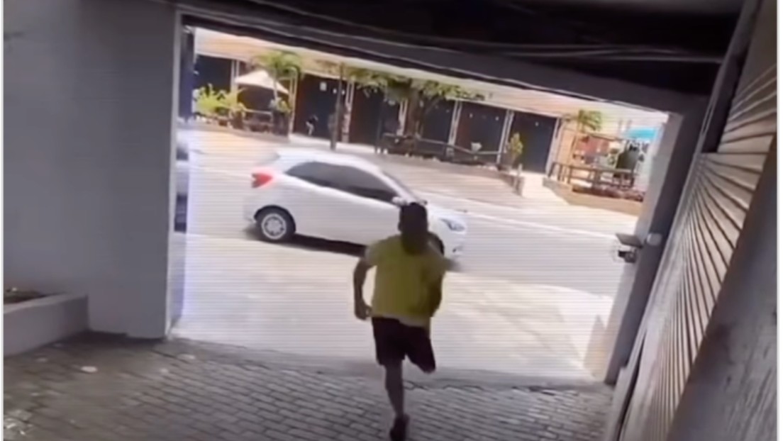 Viene a un hotel a pillar a su esposa con otro hombre y se lleva la sorpresa de su vida