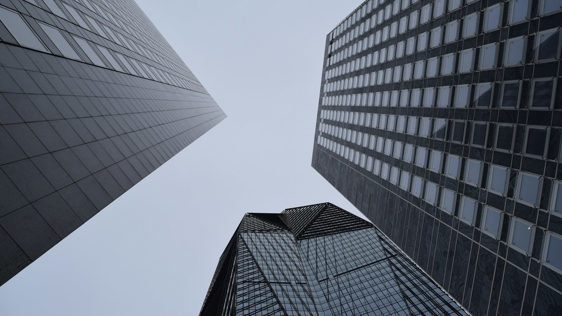 Fitch rebaja la calificación crediticia de Francia a largo plazo