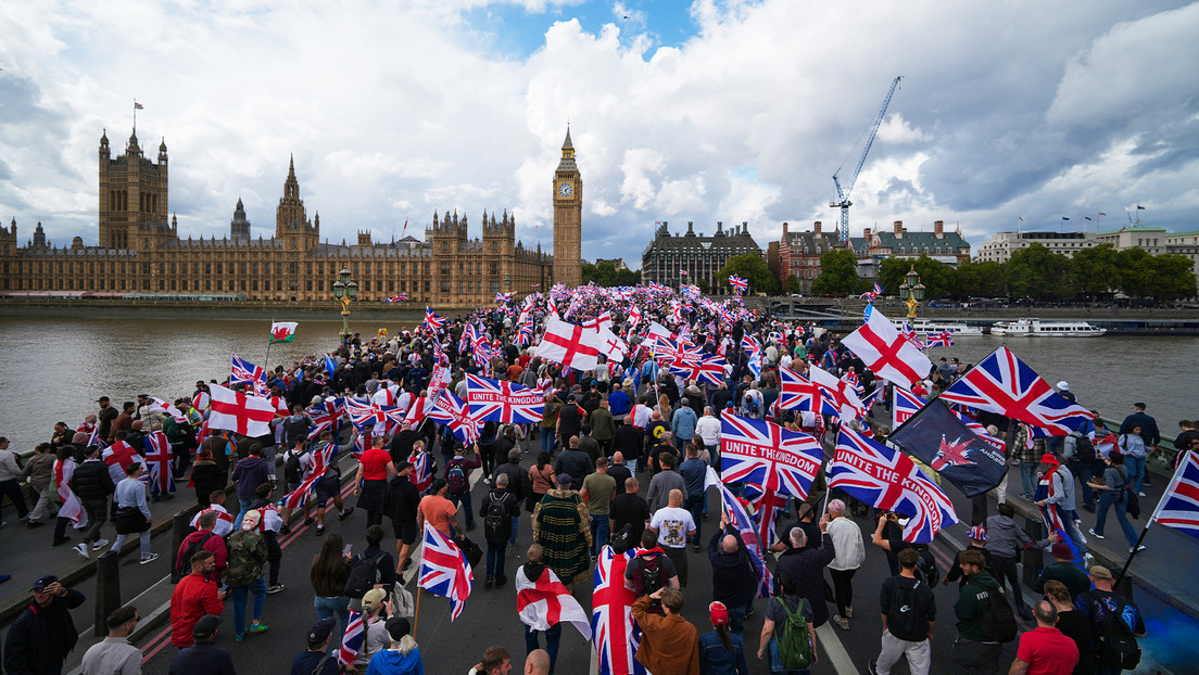 VIDEOS: La megamarcha de un activista de extrema derecha inunda Londres