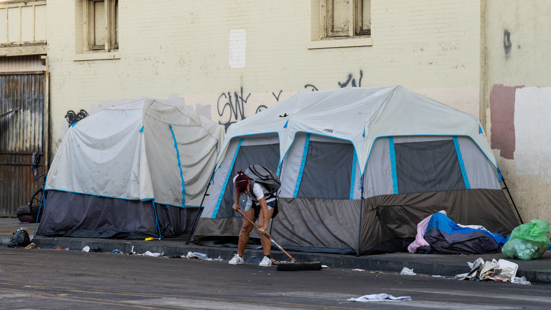 Presentador estadounidense provoca indignación por instar a "matar" a personas sin hogar