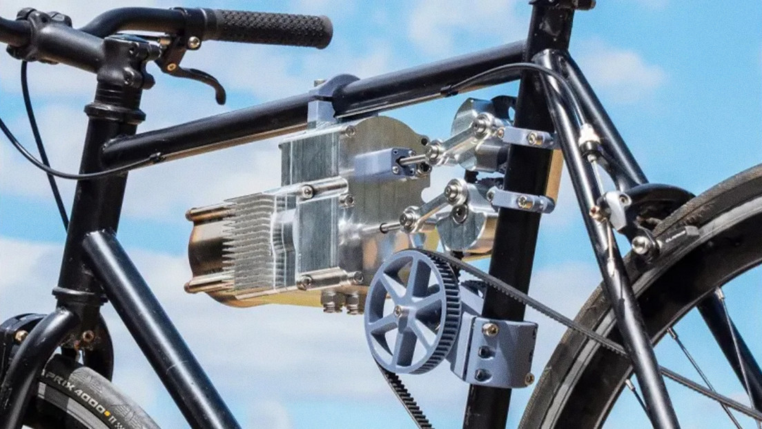 Ingeniero adapta motor de hace 200 años para impulsar una bicicleta sin combustible ni electricidad