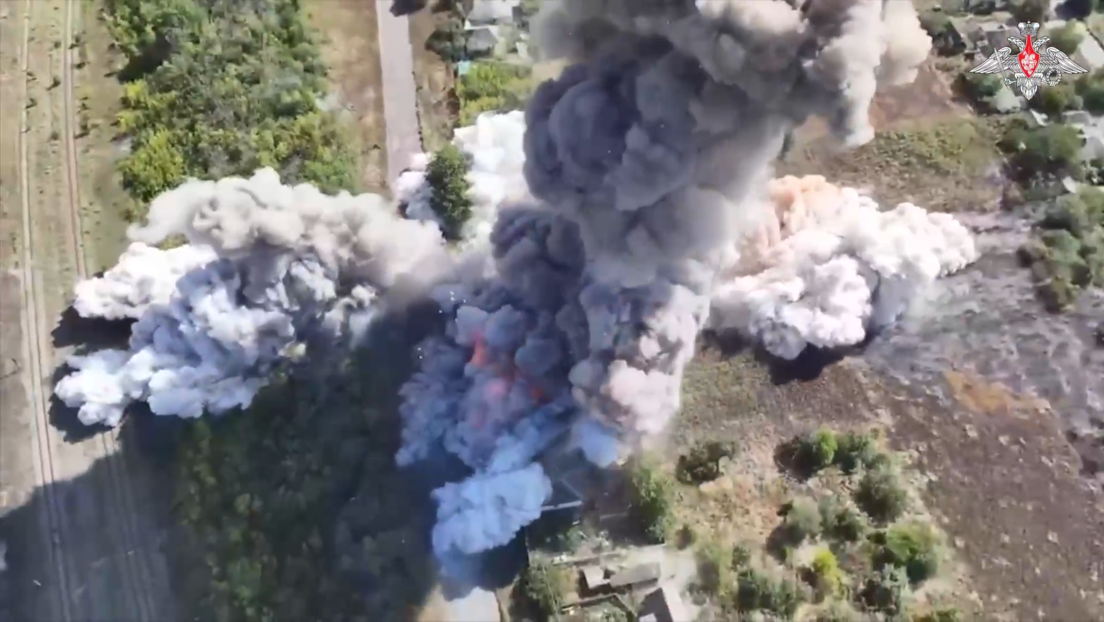 VIDEO: Militares rusos destruyen un depósito de municiones y otras posiciones ucranianas