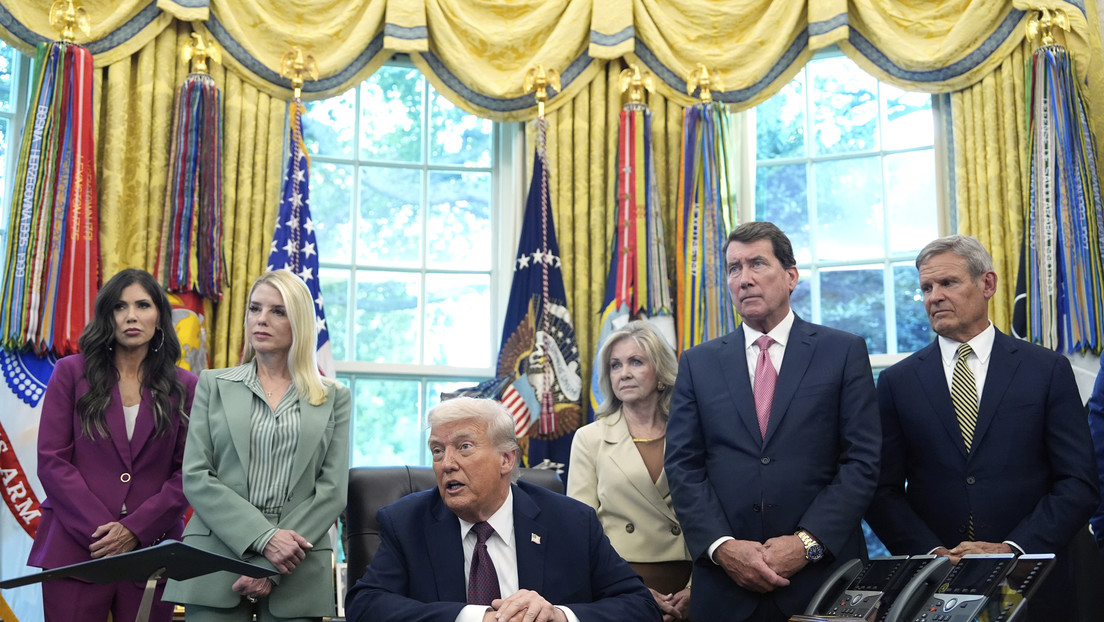 Trump: "Hago un gran trabajo por la paz en Oriente Medio, debería recibir muchos premios por eso, ¿no?"