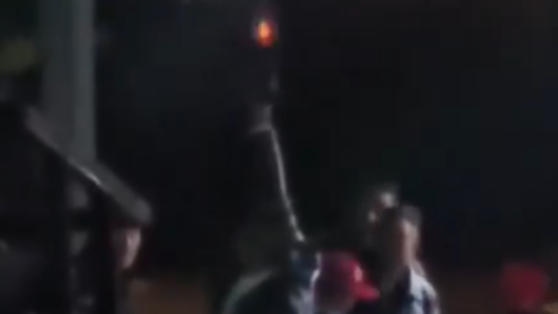 VIDEO: Alcalde mexicano dispara al aire en pleno festejo patriótico frente a familias