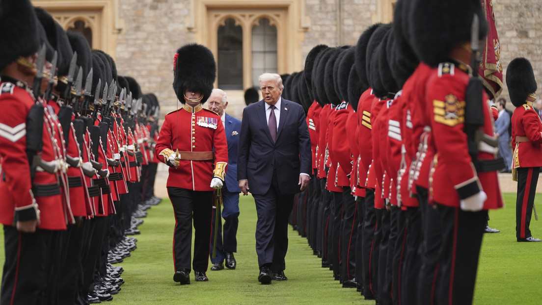 Trump viola el protocolo real con el rey Carlos III (VIDEO)