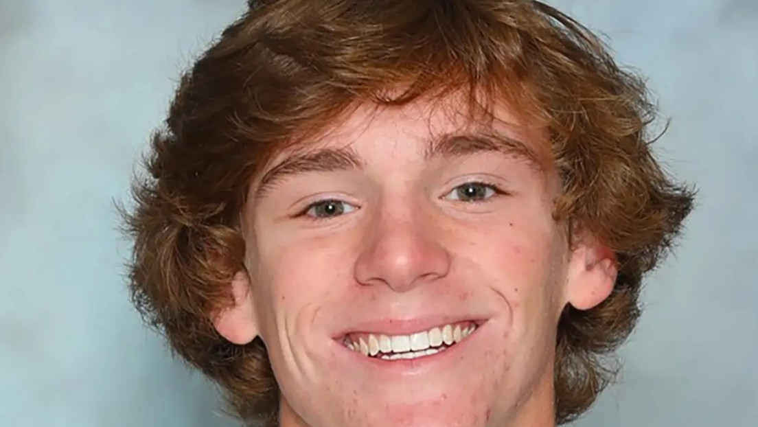 Golfista prodigio de 17 años muere misteriosamente tras desplomarse durante una broma escolar