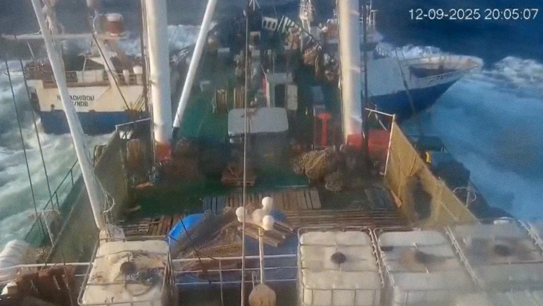 VIDEO DE LA COLISIÓN: Un gran buque impacta y arrastra a un pesquero