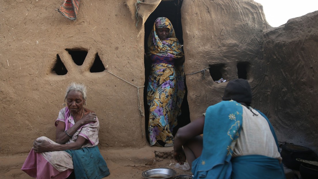 Población de ciudad bajo asedio en Sudán se ve obligada a comer alimento para animales