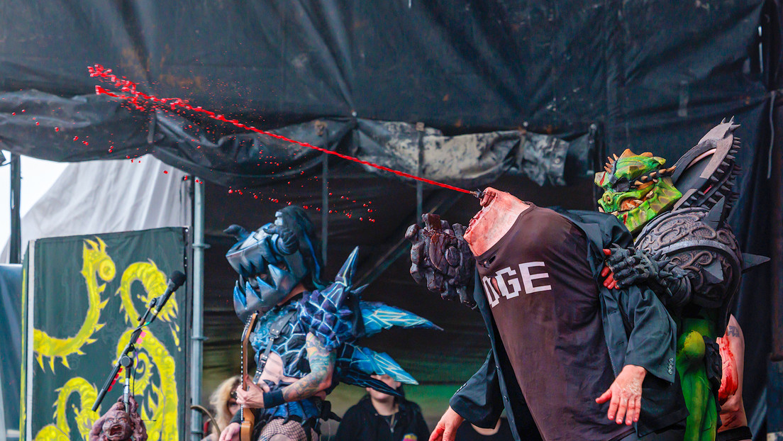 VIDEOS: Banda musical escenifica el asesinato de Trump y la decapitación de Musk en festival