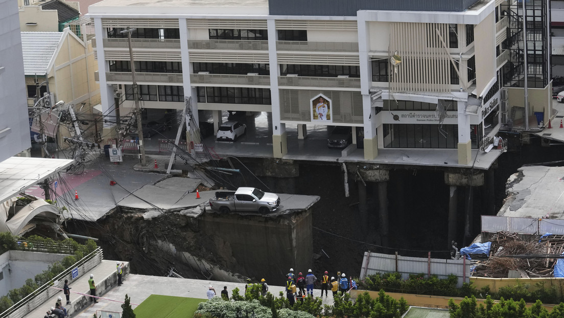 VIDEOS: Megasocavón 'se traga' una carretera llena de coches