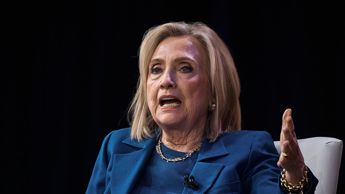 Hillary Clinton llama a dejar de "demonizarse unos a otros", pero arremete contra los republicanos