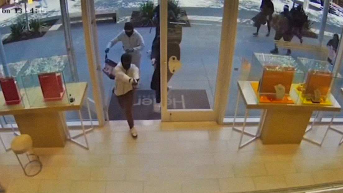 De película: unos 25 encapuchados asaltan una joyería a plena luz del día (VIDEO)