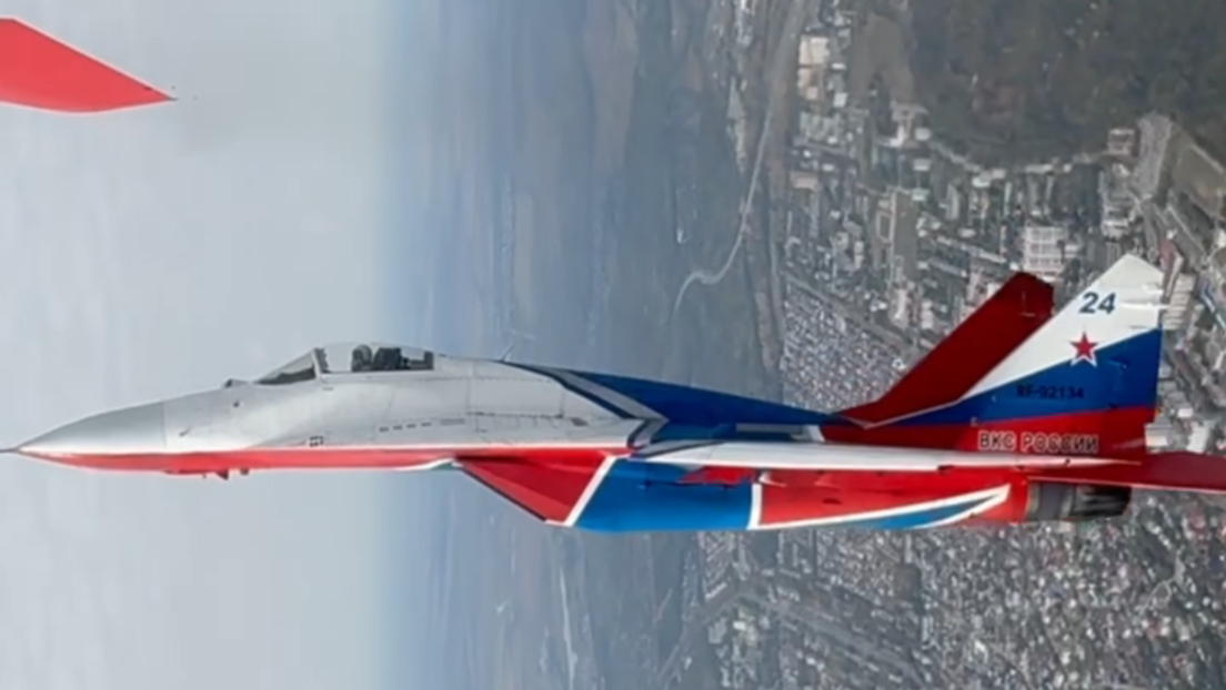 VIDEO: Pilotos rusos logran reproducir maniobra de acrobacia aérea mientras muestran paisajes