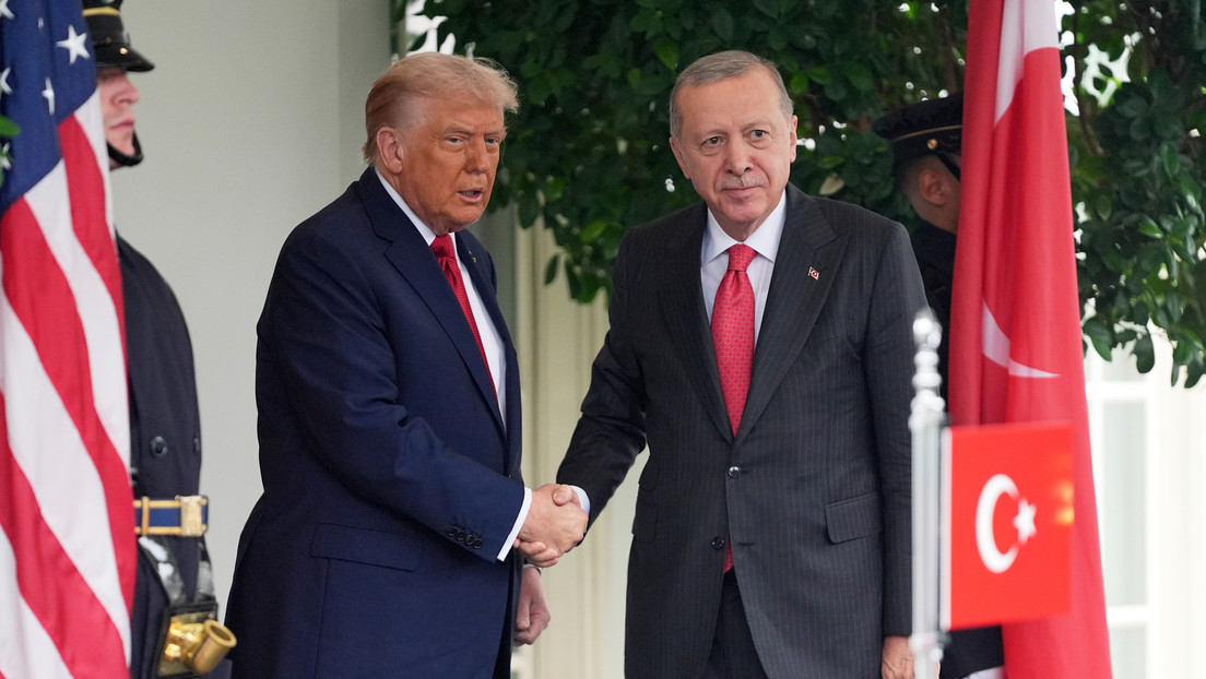 VIDEO: Trump le retira la silla a Erdogan en un raro gesto de cortesía