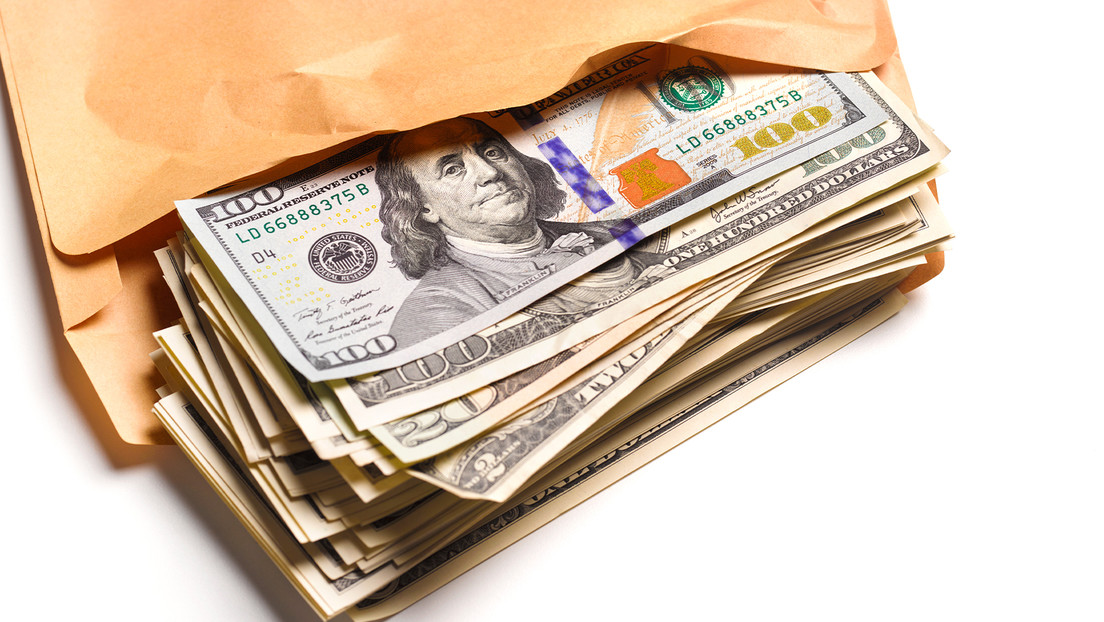 Los 'sobres de poder' con miles de dólares que ponen en aprietos a un presidente suramericano