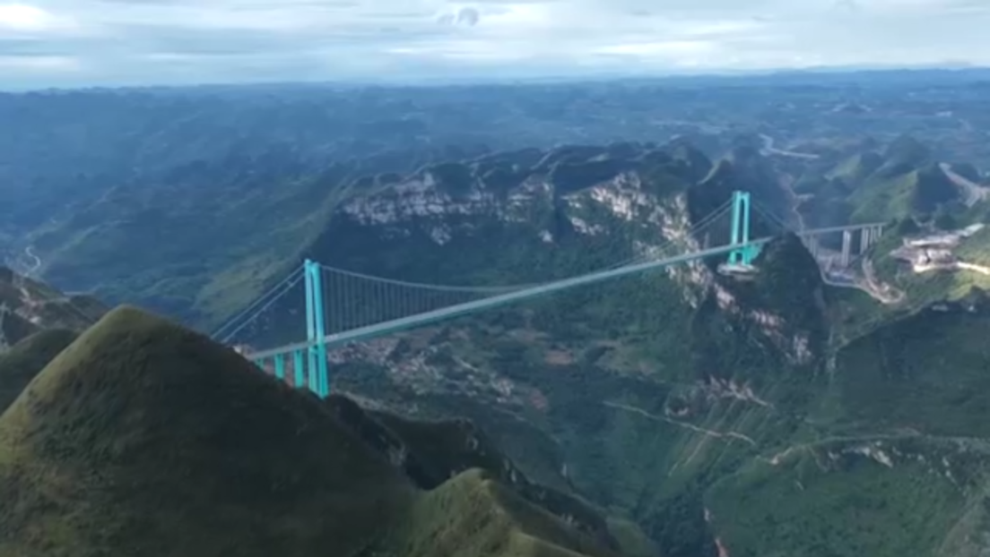 Supera un edificio de 200 metros: China inaugura un puente récord mundial (VIDEO)