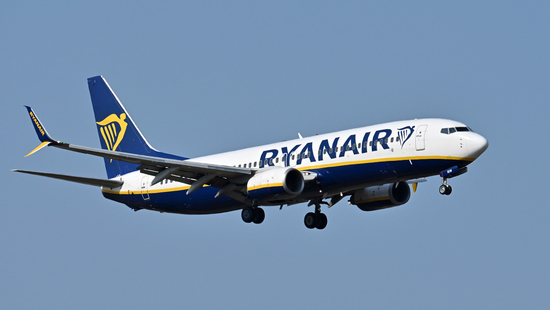 Pasajeros ebrios se descontrolan en pleno vuelo y obligan a un aterrizaje de emergencia (VIDEO)