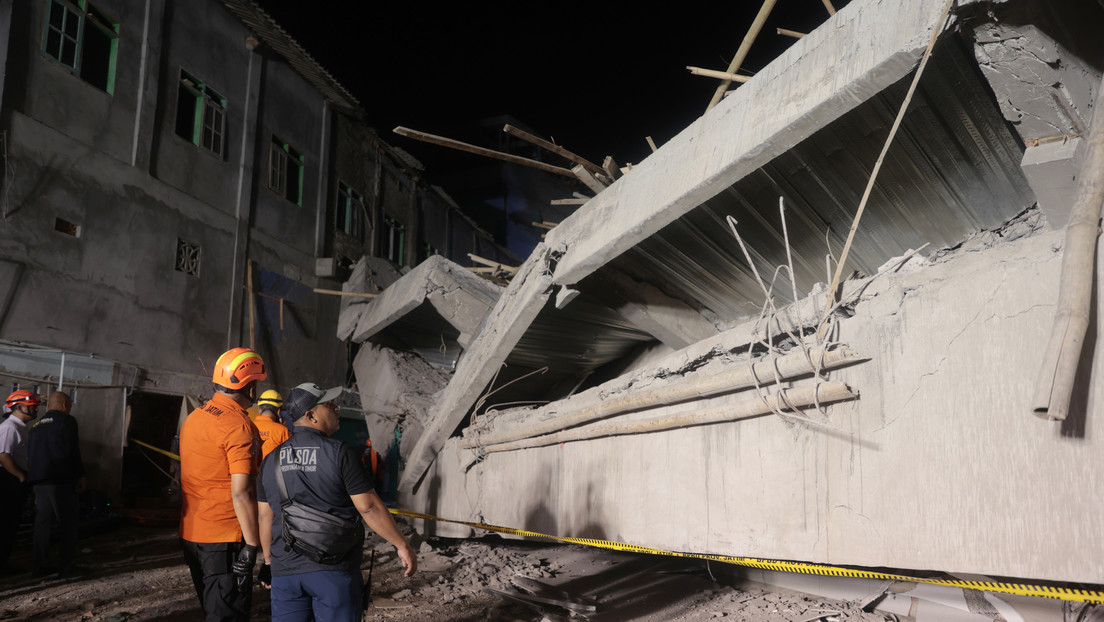 Un muerto y decenas de heridos tras el colapso de una escuela en Indonesia