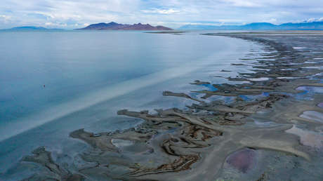 El húmedo origen detrás de las misteriosas 'islas vivientes' del Gran Lago Salado