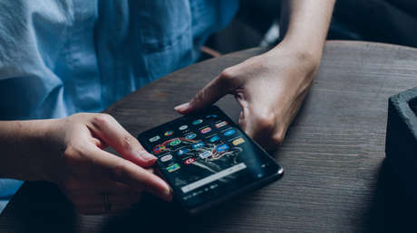 Joven casi queda paralítico por usar su móvil en mala postura