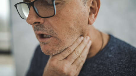 No puede conseguir empleo por su voz demasiado infantil y así lo resuelve