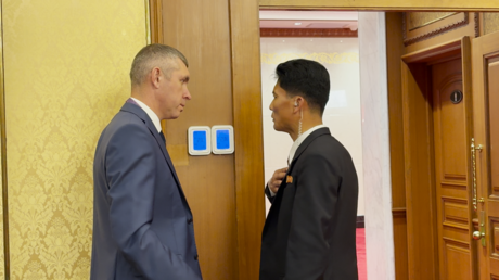 VIDEO: Curiosa comunicación entre un agente de seguridad ruso y un miembro del protocolo de Kim