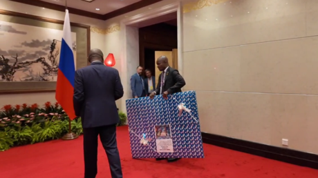 VIDEO: El misterioso regalo de la delegación del Congo a Putin