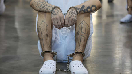 Bukele pone a miles de presos a trabajar en limpieza, talleres mecánicos y textiles