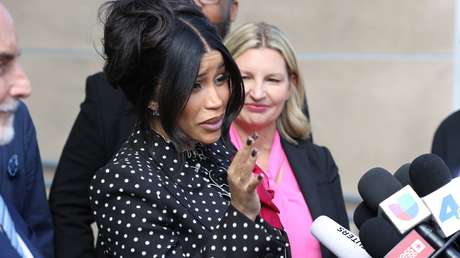 Cardi B ataca a un hombre en medio de su juicio por agresión civil (VIDEO)