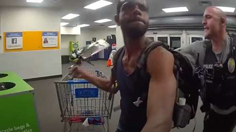 VIDEO: Hombre con un machete ataca a un policía tras desatar pánico en un Walmart