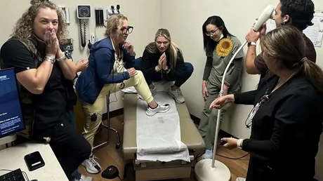 Médicos se burlan de pacientes subiendo fotos de sus fluidos a TikTok y así terminan