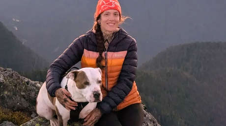 Mujer cae 18 metros de una montaña intentando rescatar a su perro y ambos sobreviven