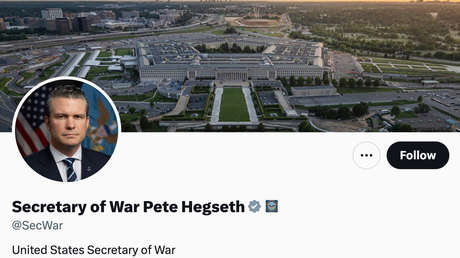 Secretario de Guerra de EE.UU. cambia la placa de su despacho para simbolizar la nueva era (VIDEO)