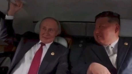IMÁGENES ÚNICAS de Putin y Kim conversando en la limusina presidencial Aurus en China