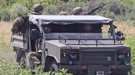 VIDEO: El Ejército ruso toma un sencillo todoterreno y lo convierte en un letal 'lancero'